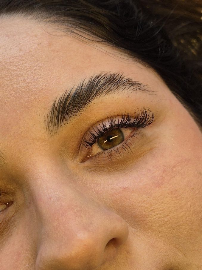 Close dos olhos com extensão de cílios no Efeito Anjo