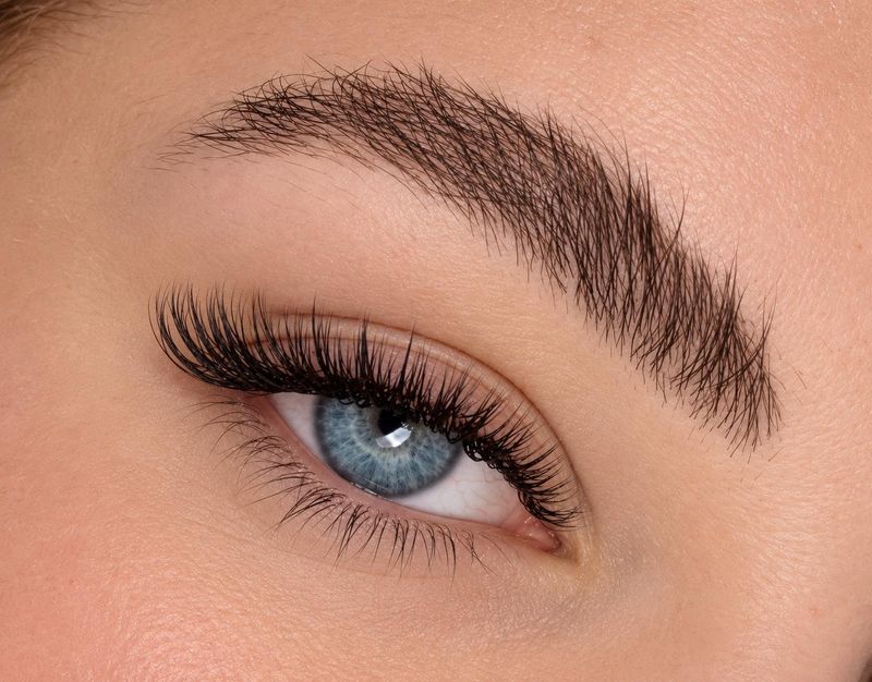 Close dos olhos com extensão de cílios no Efeito Árabe
