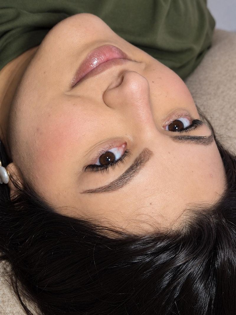 Close dos olhos com extensão de cílios no Efeito Boneca