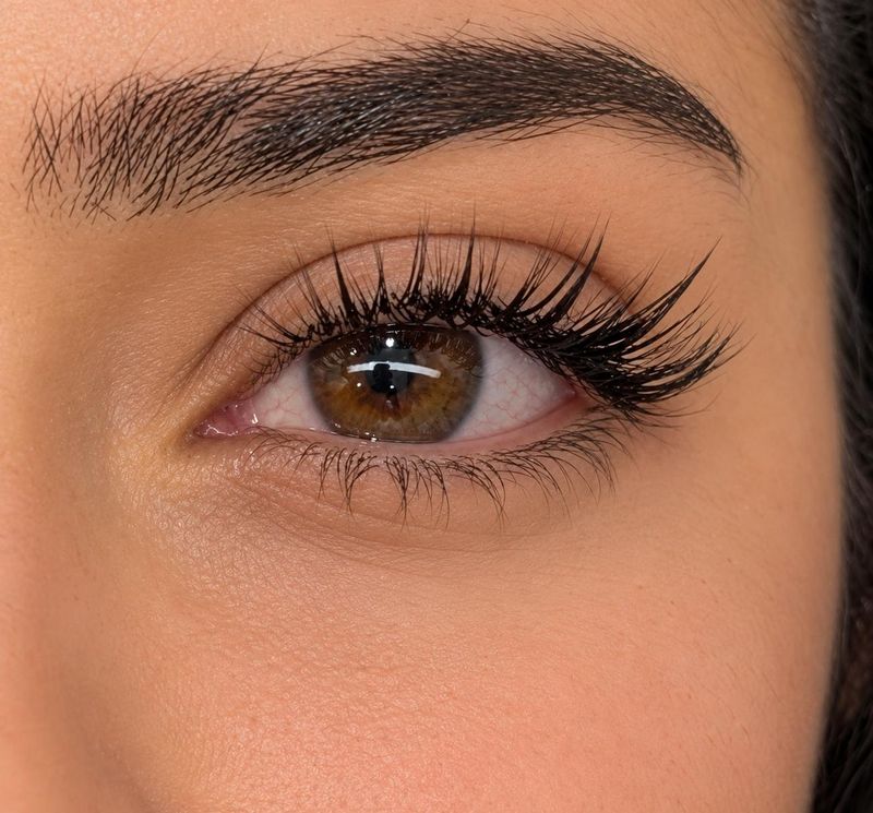 Close dos olhos com extensão de cílios no Manga Lashes