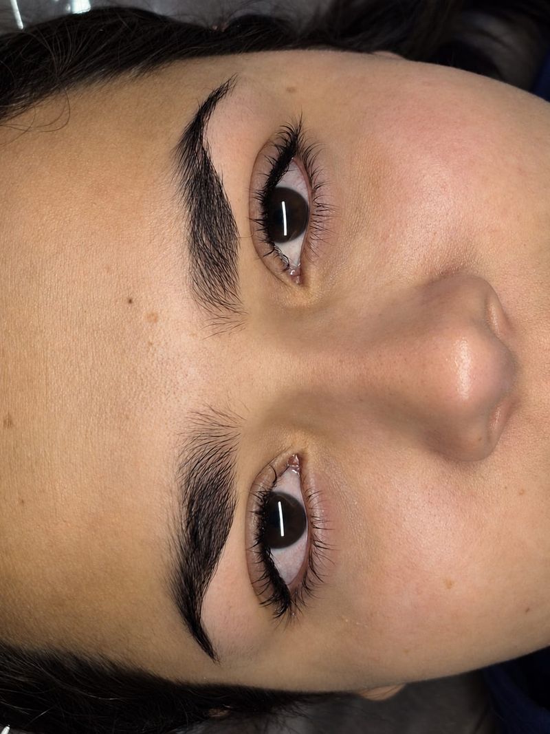 Close dos olhos com extensão de cílios no Efeito Natural
