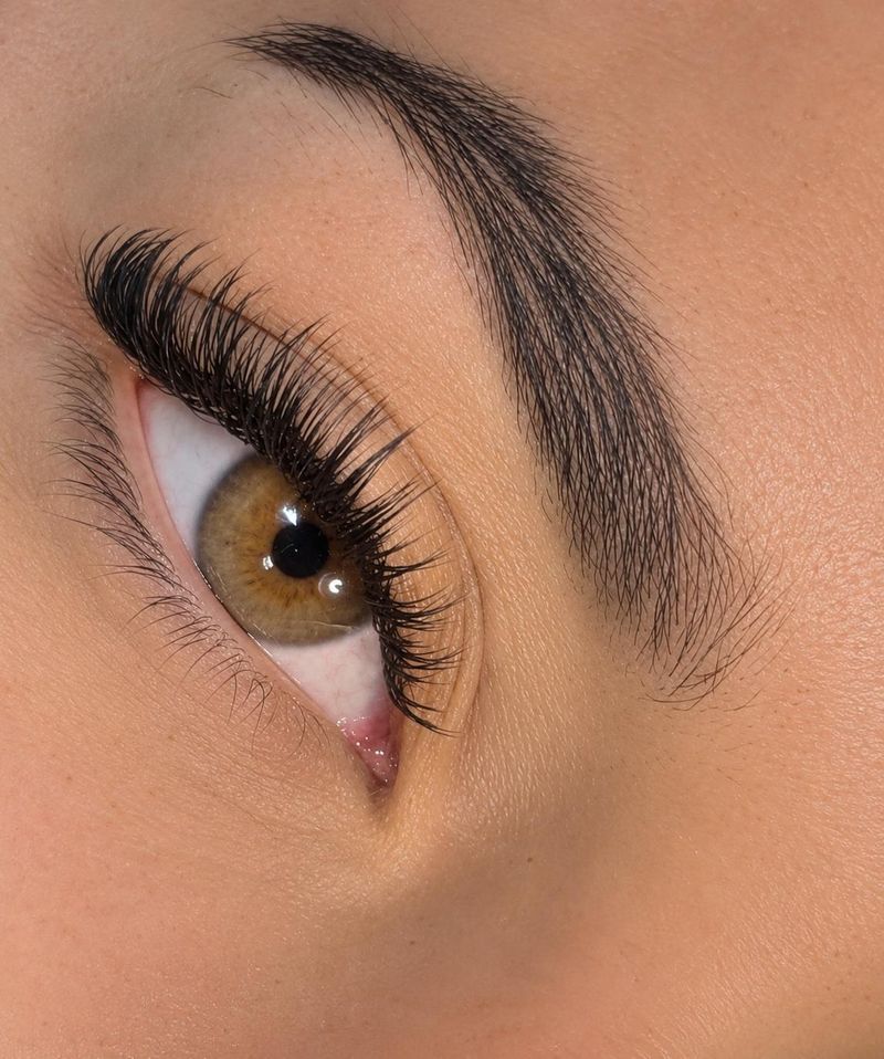 Close dos olhos com extensão de cílios no Volume Laminado